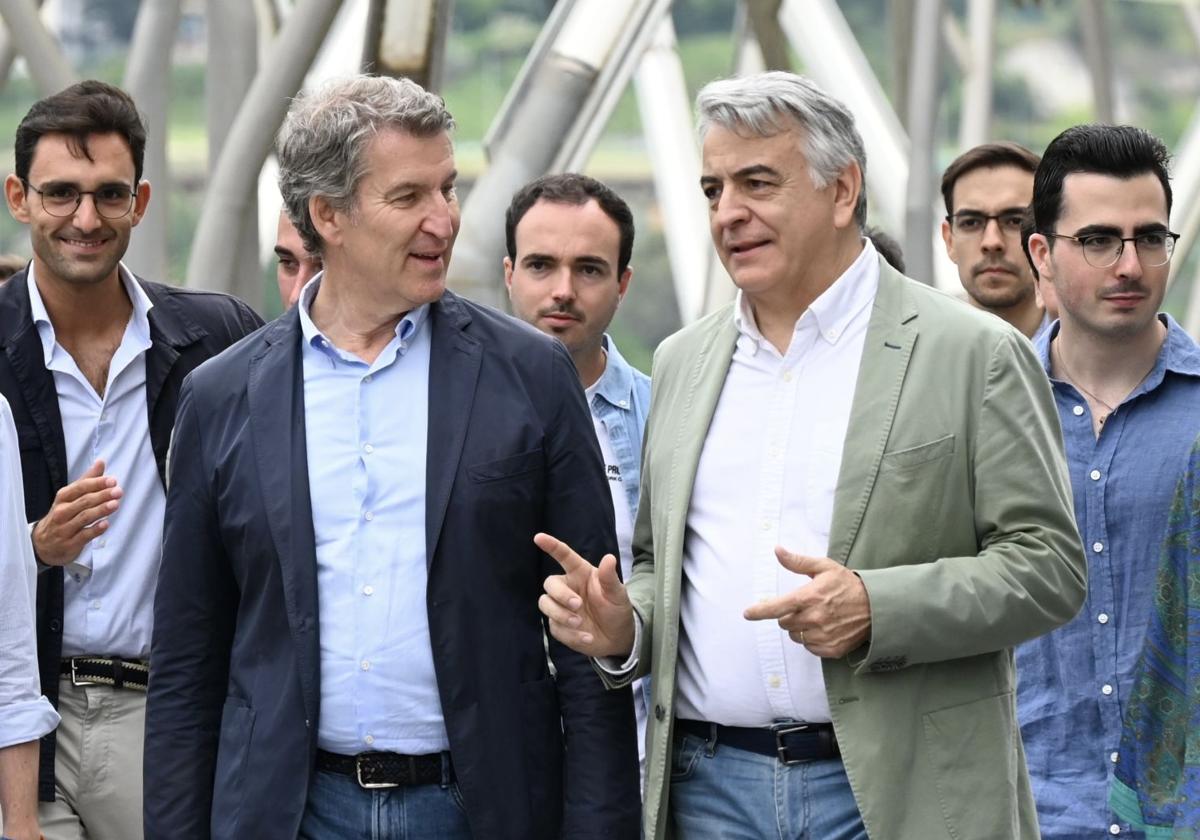 Feijóo y De Andrés charlan el sábado a su llegada al Palacio Euskalduna.