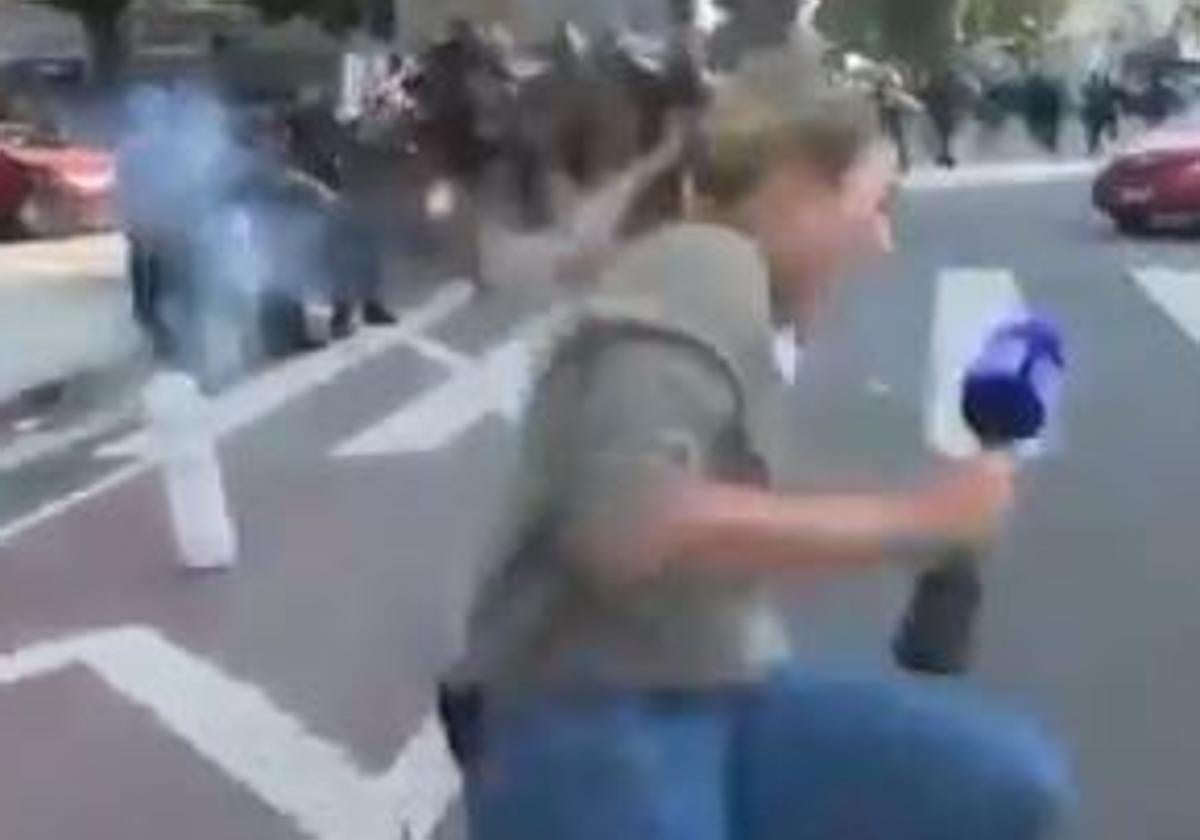 La Policía dispara una pelota de goma a una periodista en de Los Ángeles