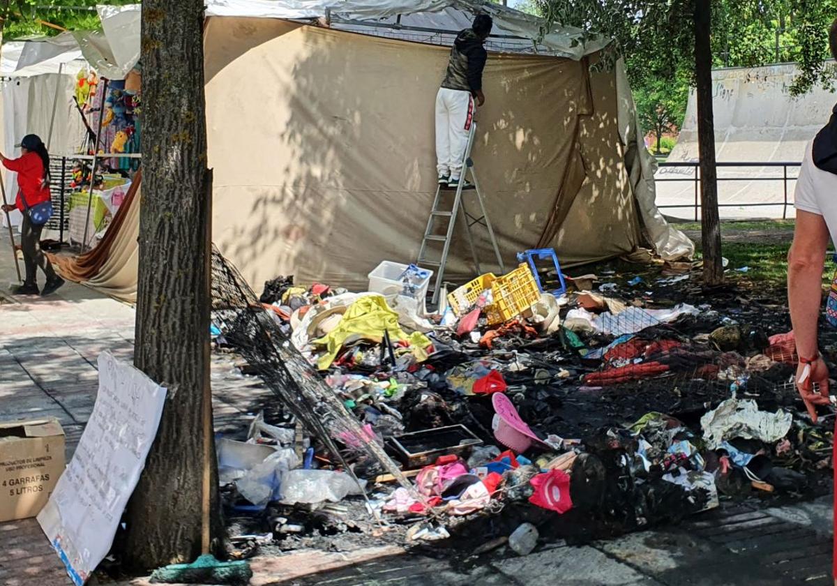 Queman un puesto de los vendedores instalados en el parque Antonio Cabezón de Miranda