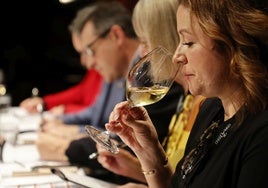 Almudena Alberca, primera Master of Wine de España, en el jurado de Copa Jerez 2023.