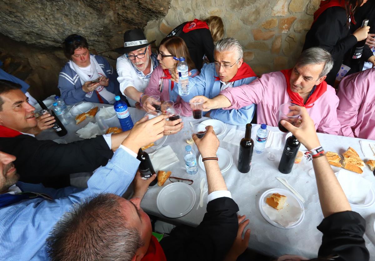 El consejero de Movilidad y Transformación Digital, José Luis Sanz, brinda con el resto de los políticos en la mesa junto a la ermita.
