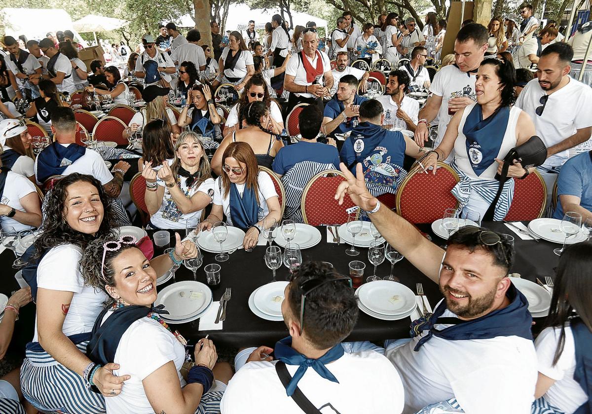La Pava volvió a trasladar al monte un salón de 'bodas' con todos los detalles.