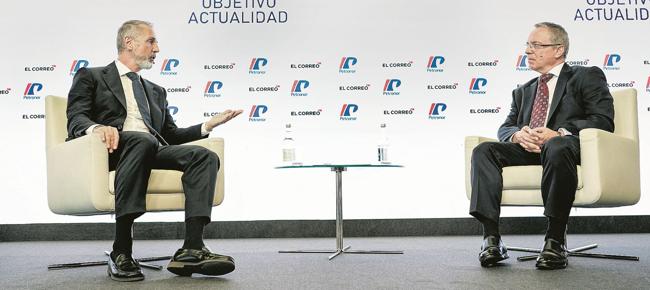 El presidente ejecutivo de Telefónica, Marc Murtra, conversa con el director de EL CORREO, Oscar Villasante.