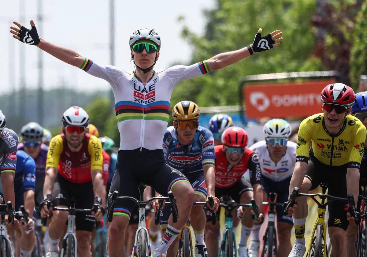 Pogacar, en el centro, levanta los brazos tras batir a Vingegaard, a la derecha, a Van der Poel, a la izquierda, y a Evenepoel, detrás con casco dorado.