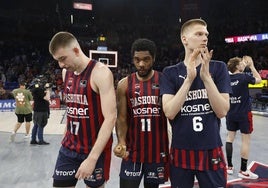 Los jugadores del Baskonia se despide de la afición tras el último partido.