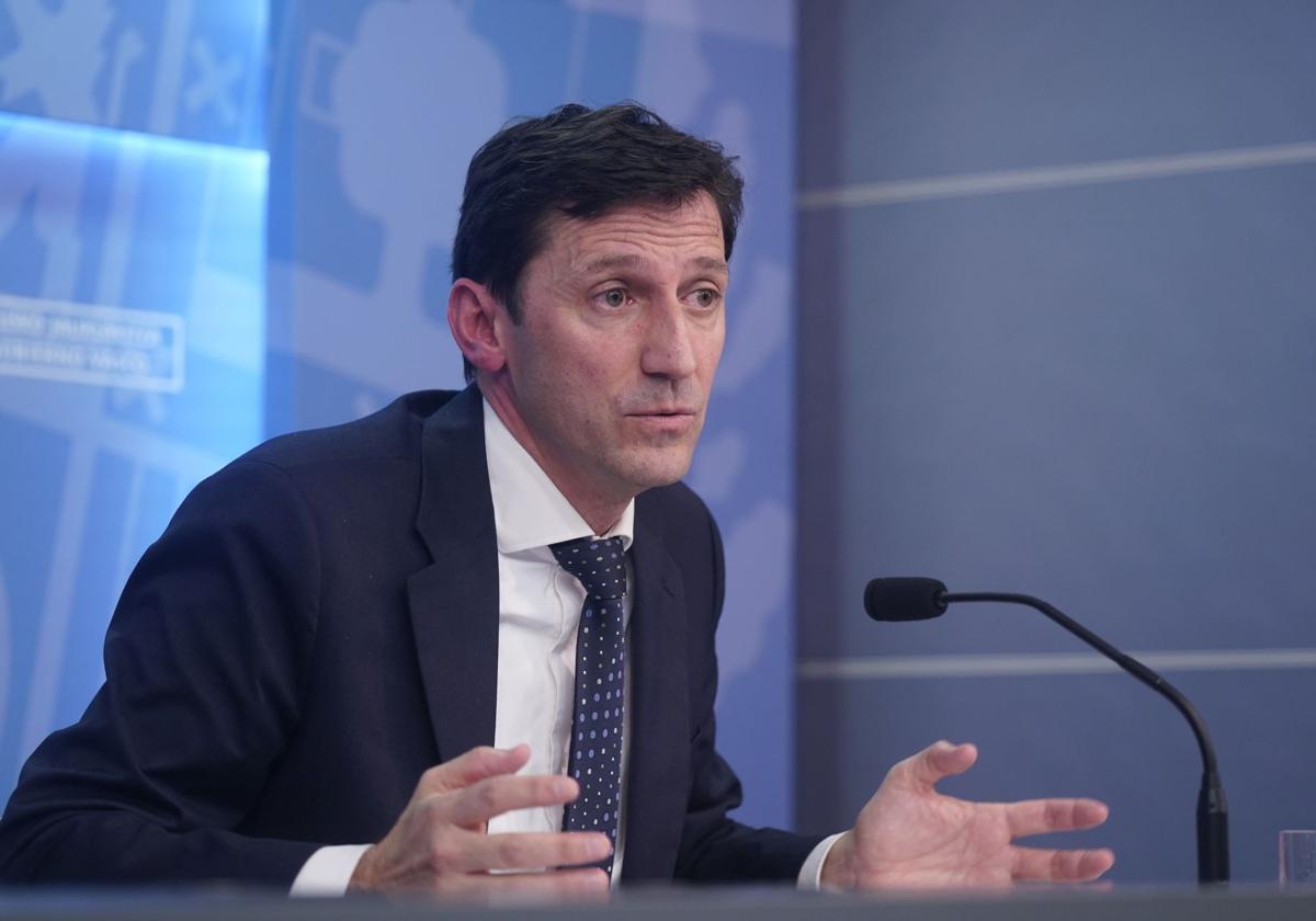 El consejero de Hacienda, Nöel d'Anjou , en rueda de prensa en Vitoria