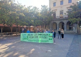 Los trabajadores protestan frente al Ayuntamiento de la localidad.