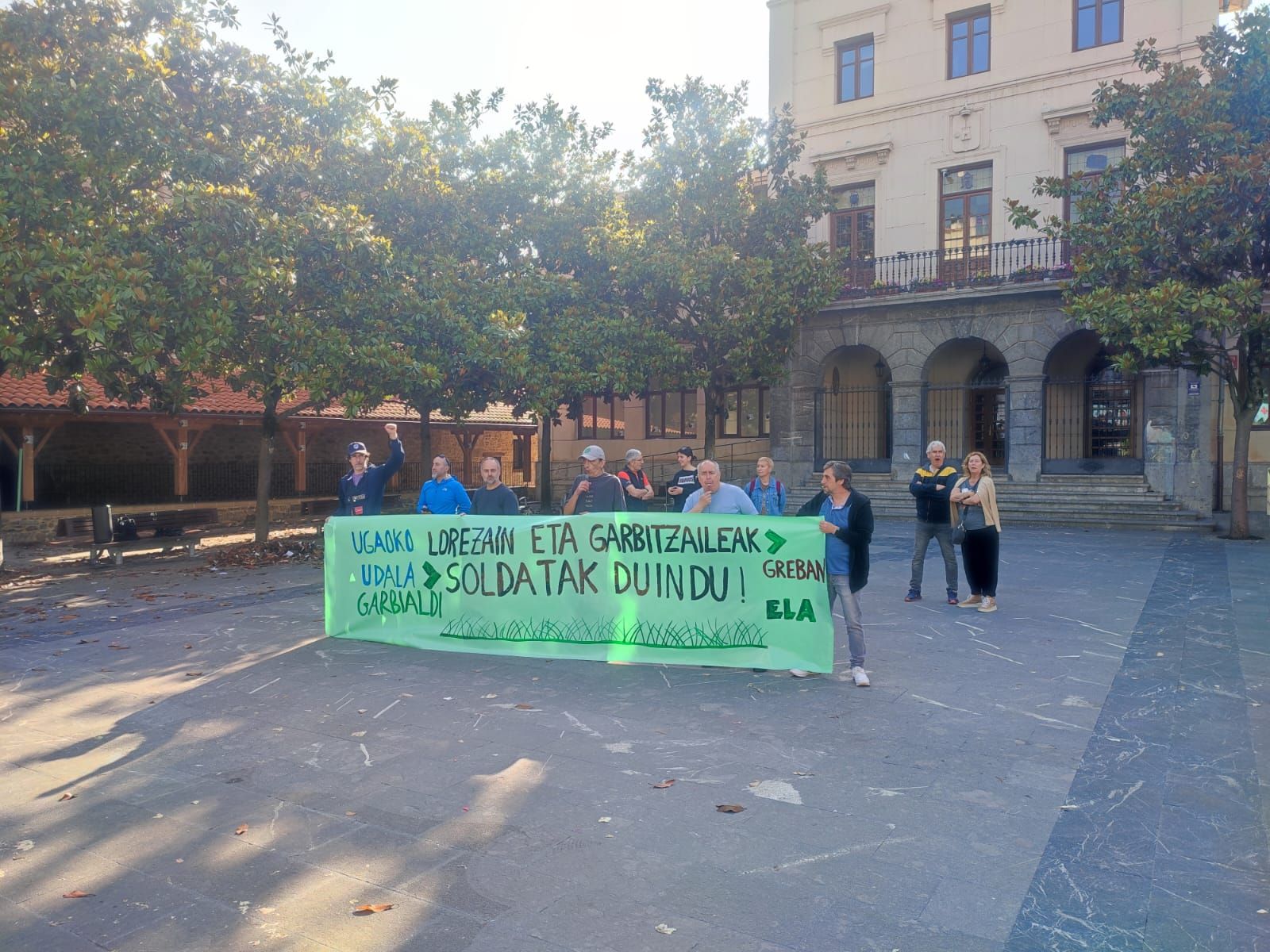 Los trabajadores protestan frente al Ayuntamiento de la localidad.