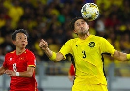 Garcés despeja el balón de cabeza frente a un futbolista de Vietnam.