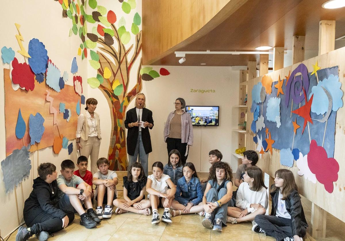 La directora del Guggenheim, Miren Arzalluz, flanqueada por Lucía Torrealday, viceconsejera de Políticas Educativas del Gobierno vasco y Maider López, artista colaboradora del programa.