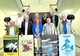 Anjel Lertxundi, Alfonso Ungría, Ibone Bengoetxea, José Julián Bakedano y Xabier Elorriaga, con los carteles.