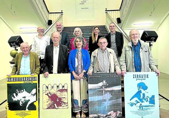 Anjel Lertxundi, Alfonso Ungría, Ibone Bengoetxea, José Julián Bakedano y Xabier Elorriaga, con los carteles.
