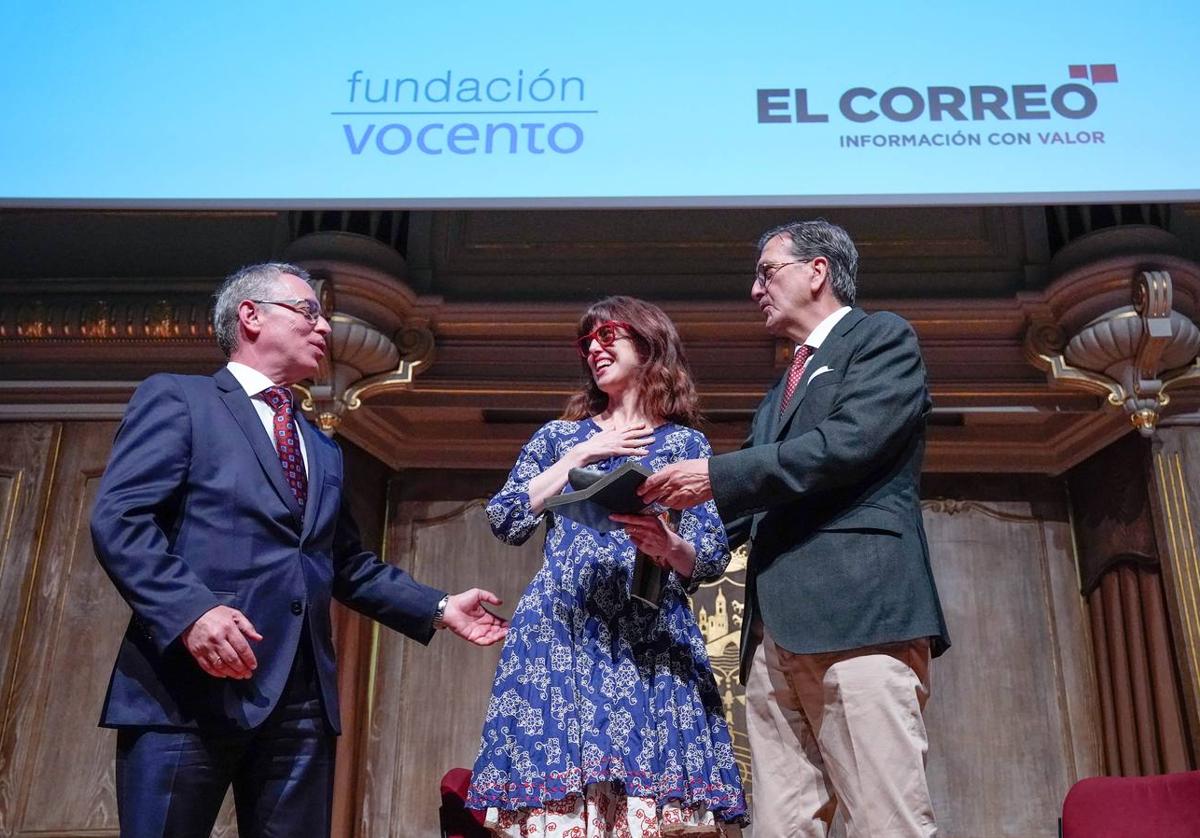 El director y el presidente de EL CORREO entregan el premio a Irene Vallejo.