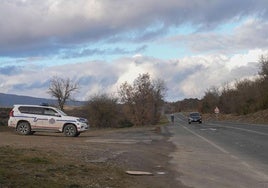 Una patrulla de la Ertzaintza vigila la carretera que conduce a Gopegi.