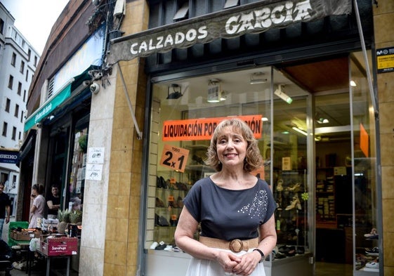 Maite García cierra este jueves su zapatería de La Peña.