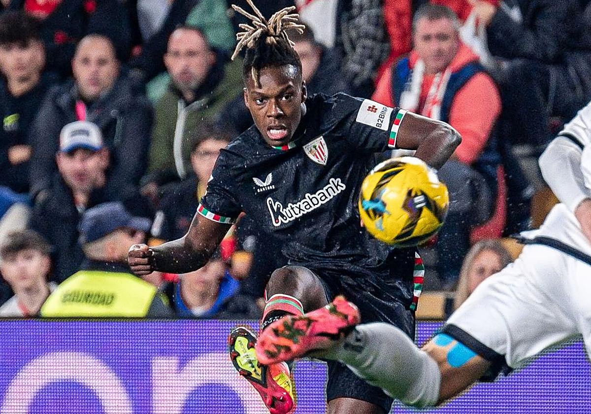 Nico Williams remata en Vallecas ante el Rayo.