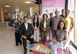 Los promotores del proyecto este martes en el centro cívico de Zabalgana.