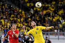 Facundo Garcés remata un balón en su debut con Malasia.