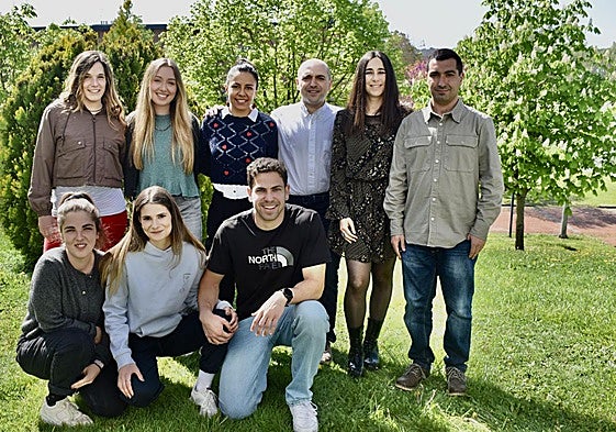 Borja Balparda (arriba con camisa azul) y Olaia Gómez (abajo, primera por la izquierda), junto al resto del equipo de Data Value Management.