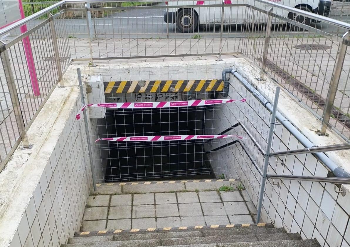 Imagen del paso subterráneo de Las Carreras vallado.