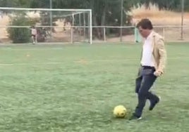 El alcalde de Madrid, José Luis Martínez-Almeida, al golpear el balón.