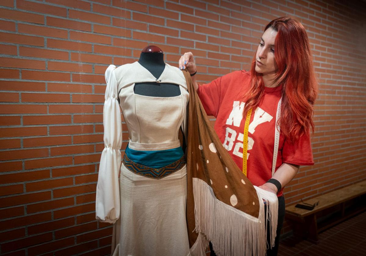 Amaia Sánchez con uno de los diseños para la obra 'Impureza'.