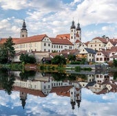 Las torres del castillo despuntan sobre la ciudad de Telč cuyo centro histórico ha sido declarado Patrimonio de la Humanidad por la Unesco.