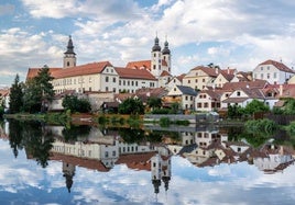 Las torres del castillo despuntan sobre la ciudad de Telč cuyo centro histórico ha sido declarado Patrimonio de la Humanidad por la Unesco.