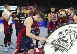 Nikos Rogkavopoulos golpea el bombo que solía asignar al baskonista más destacado en las victorias logradas en el Buesa.