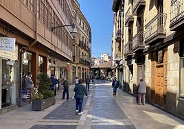 Los vecinos caminan junto a los diferentes comercios del casco viejo de la localidad