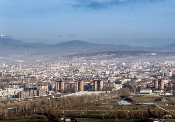 Vista de Vitoria cubierta de contaminación