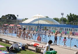 Bañistas en las instalaciones getxotarras de Fadura.