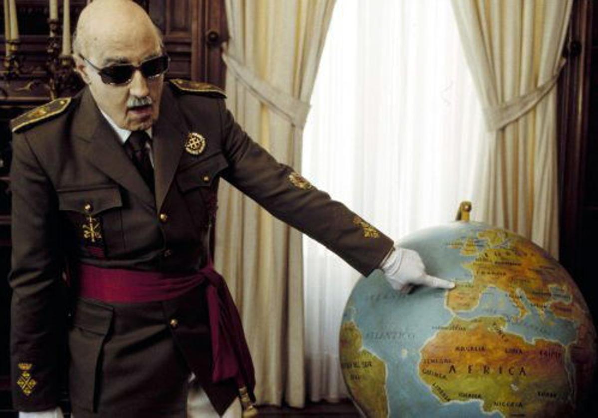 Imagen principal - Ramón Fontserè como Francisco Franco en la película 'Buen viaje, excelencia', en la obra de Els Joglars 'Daaalí' y dando vida a Rafael Sánchez Mazas en 'Soldados de Salamina'.