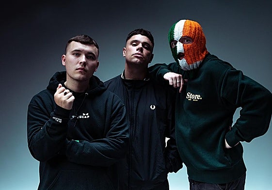 Los raperos norirlandeses KNEECAP.