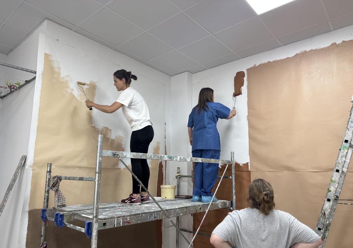 Imagen principal - Tres momentos del proceso de reproducción del mural.