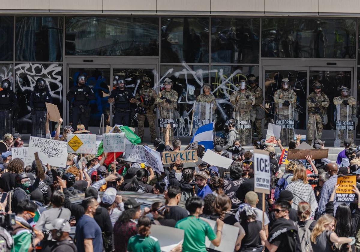 La Guardia Nacional y la Policía de Los Ángeles custodian un edificio federal ante los manifestantes.
