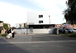 Entrada del instituto de Graz donde ocurrió el tiroteo.