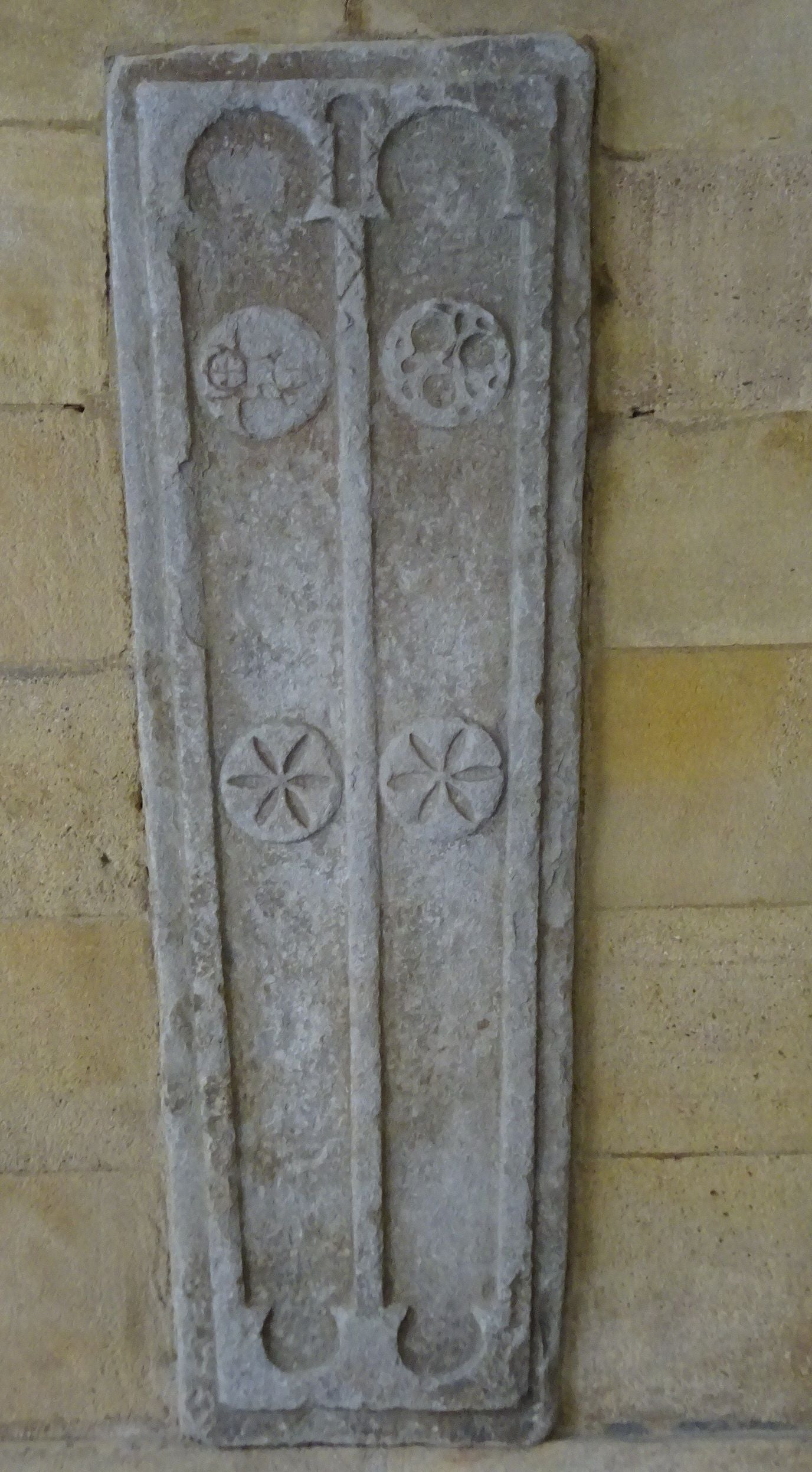 Cubierta del sepulcro altomedieval (siglos V-X) hallado en las inmediaciones de la iglesia de San Pedro de Deusto.