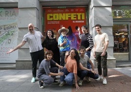 El equipo artísctico de 'Confeti. El regreso', liderado por el director, dramaturgo y actor David Pérez Retes, junto a Koldo Bilbao, responsable de Cultura de BBK.
