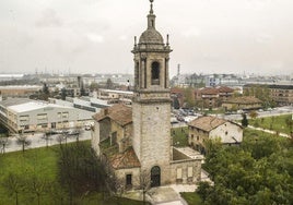 La iglesia de San Vicente y a la derecha, las dos casas de labranza que quedan en pie el viejo Arriaga.