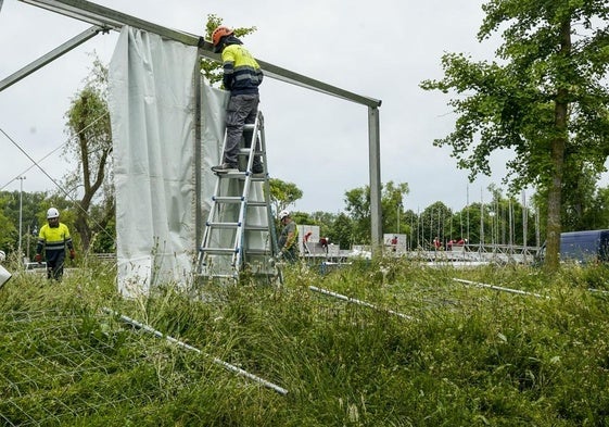 Operarios han iniciado el montaje del Azkena en Mendizabala entre la creciente maleza.