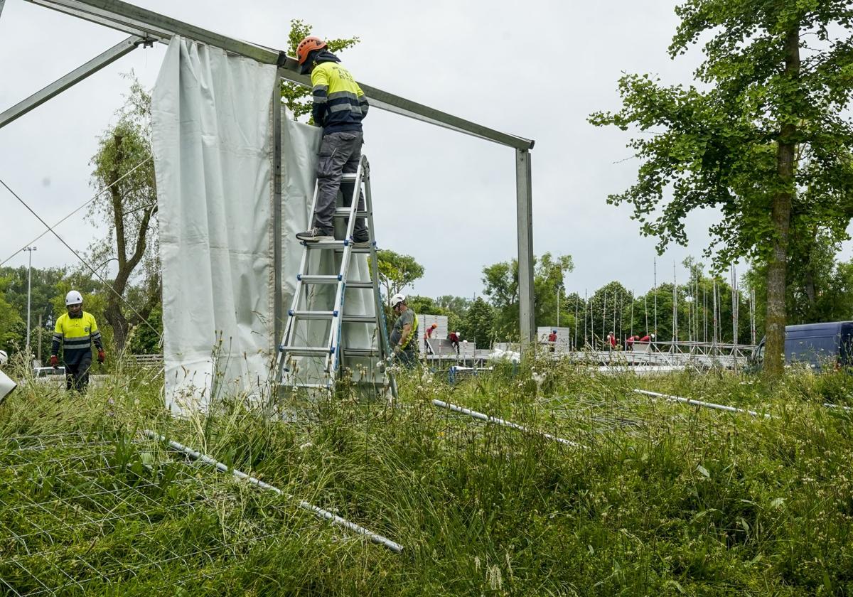 Operarios han iniciado el montaje del Azkena en Mendizabala entre la creciente maleza.