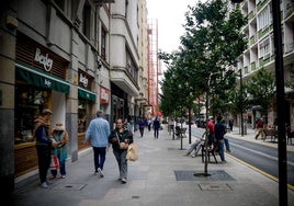 La remodelación de Rodríguez Arias ha duplicado el ancho de las aceras y permitido la llegada de nuevos negocios.