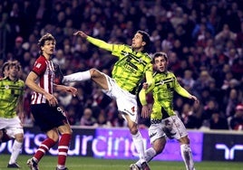 César Caneda obstaculiza a Llorente en la semifinal de Copa.