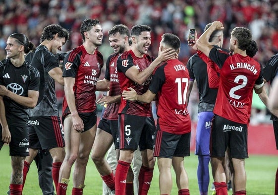 Tachi abraza a Izeta en la celebración posterior al triunfo.