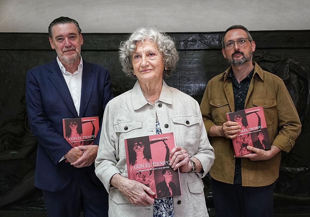 Miguel Zugaza, Adelina Moya y Aimar Arriola, con la publicación.