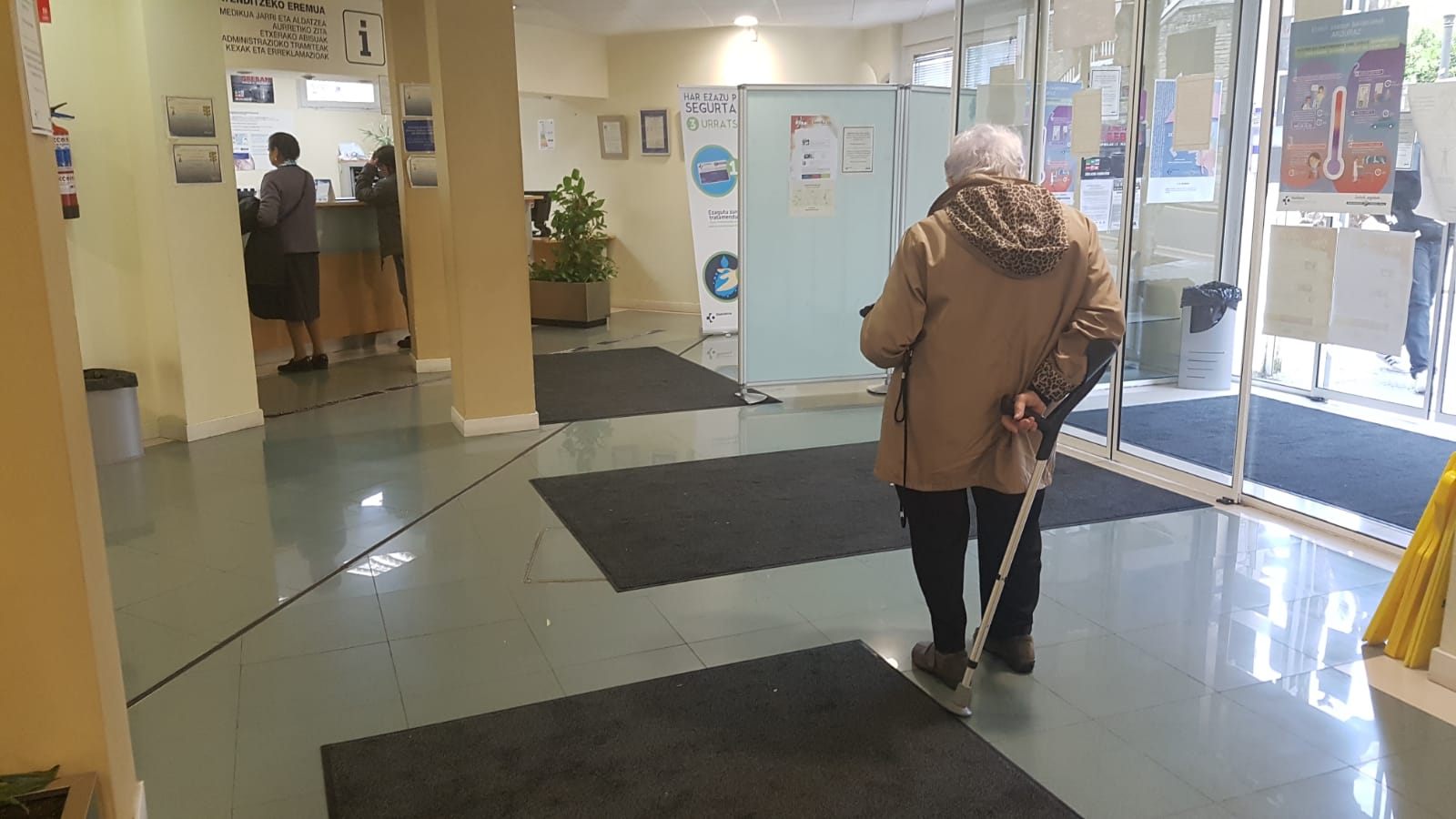 Una usuaria espera a ser atendida en el mostrador del ambulatorio de Bermeo.