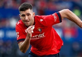 Areso en carrera en El Sadar con Vinicius.