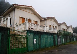 Viviendas de la urbanización Las Llamas II, en el Camino del Portillo de Argoños, donde se encontraban los okupas denunciados.