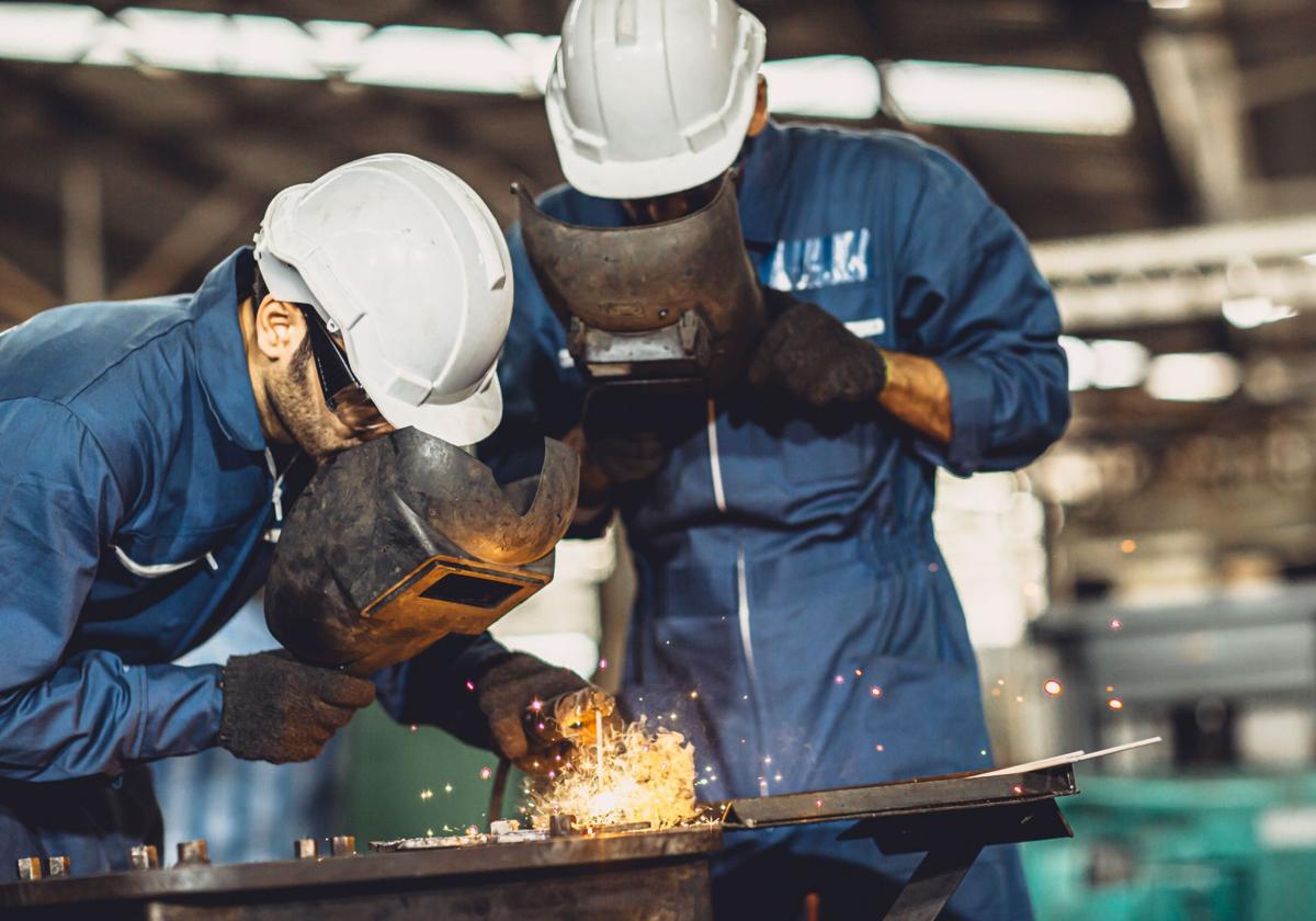 Dos operarios trabajan en una empresa del sector industrial.